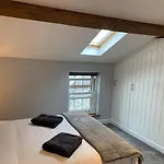 Cosy 2 Bed In *
