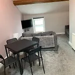 Cosy 2 Bed In Apartment *